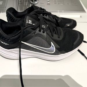 Women’s Nike tennis shoes